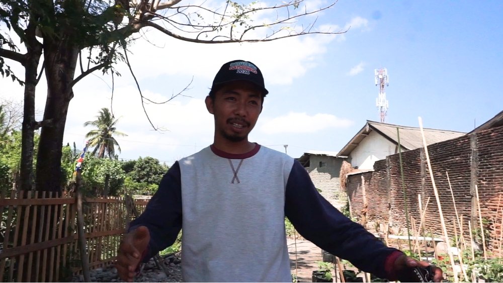 Reza, anak muda Maluk yang pernah bersentuhan dengan dunia pertambangan, kini ikut mengembangkan gagasan pertanian dan pengelolaan sampah organik dari lingkungan tempat tinggalnya.
