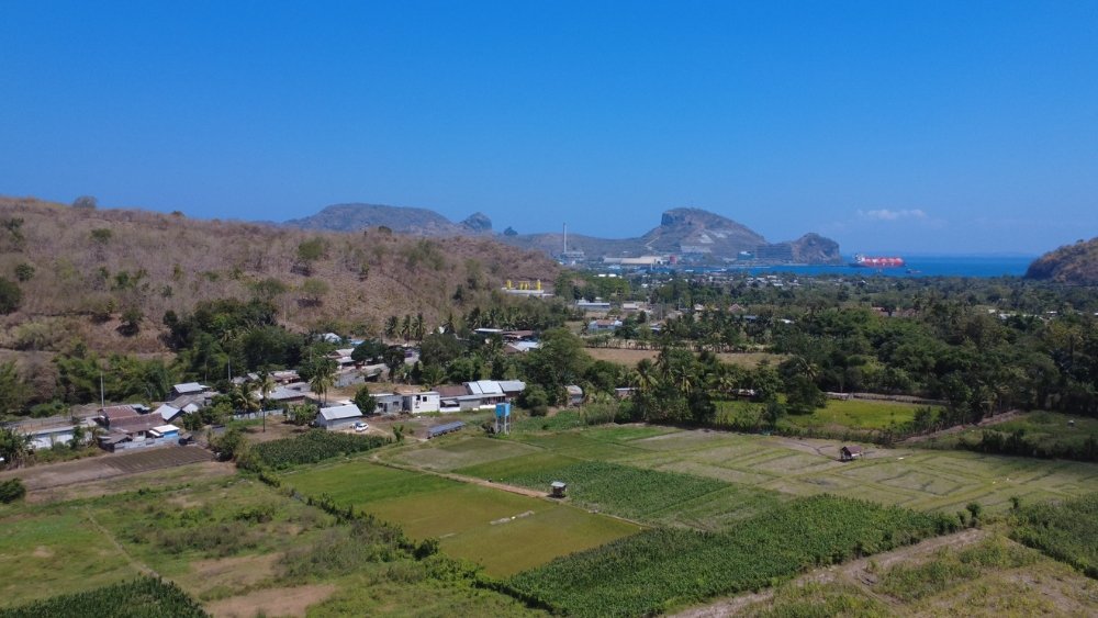 Bentang kawasan Maluk, Kabupaten Sumbawa Barat, dengan lahan pertanian dan kawasan pesisir yang menjadi ruang hidup masyarakat setempat.