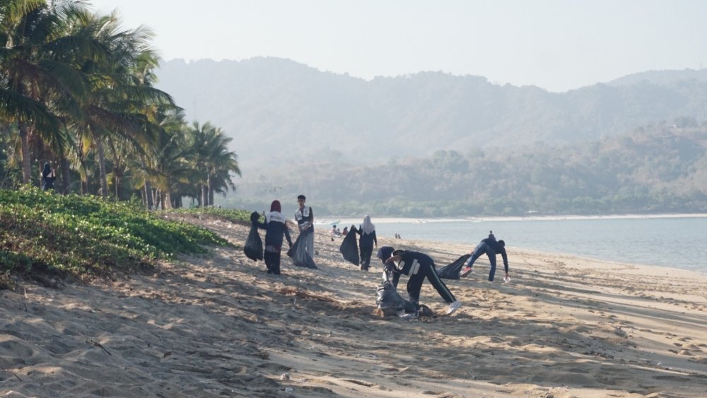 Sejumlah pemuda membersihkan sampah di Pantai Pasir Putih Maluk. Dari kegiatan sederhana inilah pertemuan dengan Reza membuka perjalanan menuju cerita lain tentang tanah dan pertanian Maluk.
