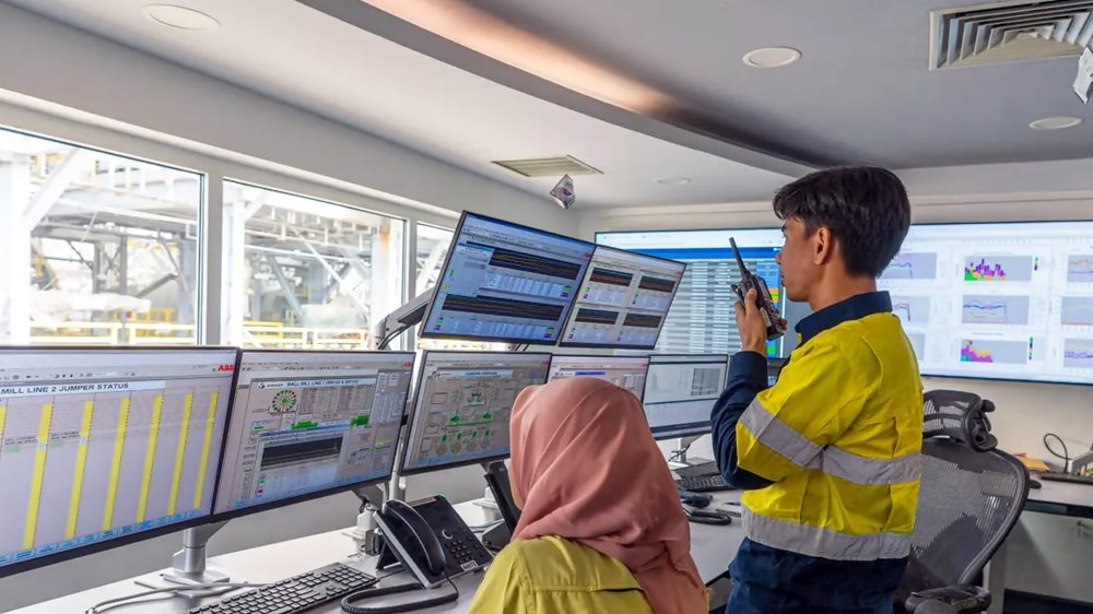 Personel AMMAN memantau proses pengolahan material melalui sistem digital di ruang kontrol Tambang Batu Hijau, Kabupaten Sumbawa Barat. Teknologi membantu operator membaca kondisi proses dan mengambil keputusan secara lebih presisi. Foto: Dok. AMMAN.