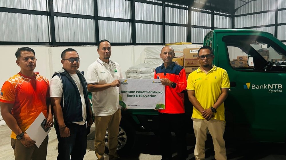 Penyaluran bantuan Bank NTB Syariah untuk warga terdampak kebakaran Desa Adat Sade di Lombok Tengah.