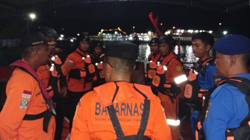 Tim SAR gabungan melakukan koordinasi dalam proses evakuasi KMP Putri Yasmin yang mengalami kebakaran di perairan Selat Lombok, Rabu (12/8/2026). Foto: Polres Lombok Barat
