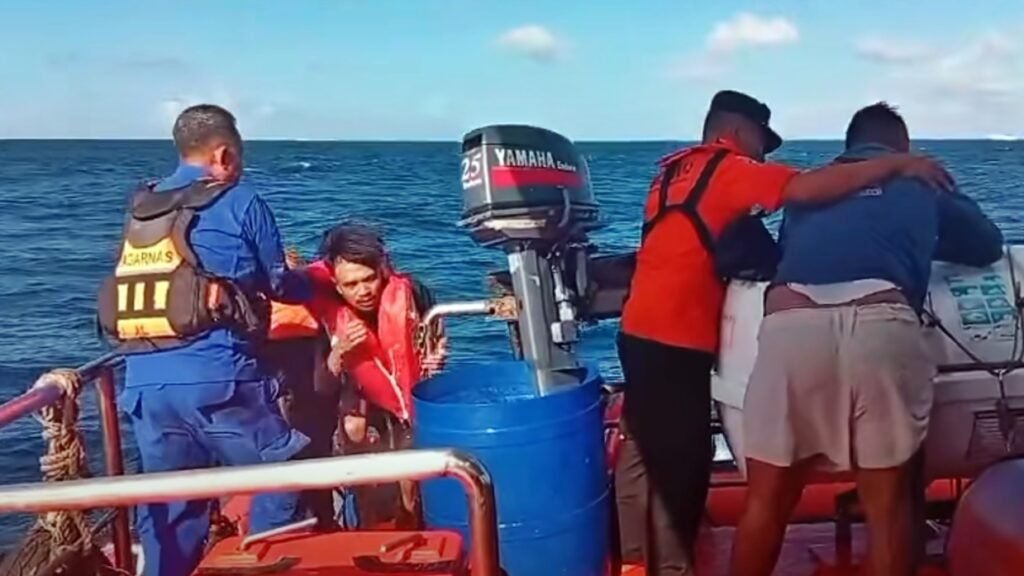 Proses evakuasi korban insiden KMP Putri Yasmin di perairan Selat Lombok.