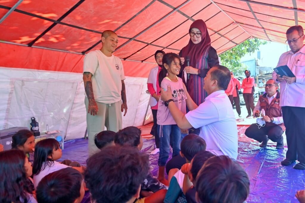 Gubernur Iqbal saat mengunjungi langsung Desa Adat Sade, Kabupaten Lombok Tengah, Rabu (26/8). Didampingi Ketua Tim Penggerak PKK Provinsi NTB Sinta Agathia dan Bupati Lombok Tengah Lalu Pathul Bahri (foto kicknews.today/adpim)