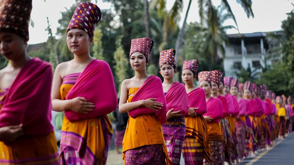 Perempuan Sasak Bayan mengenakan Jong dalam A Thousand Jong pada Mulud Adat Bayan 2026 di Lombok Utara