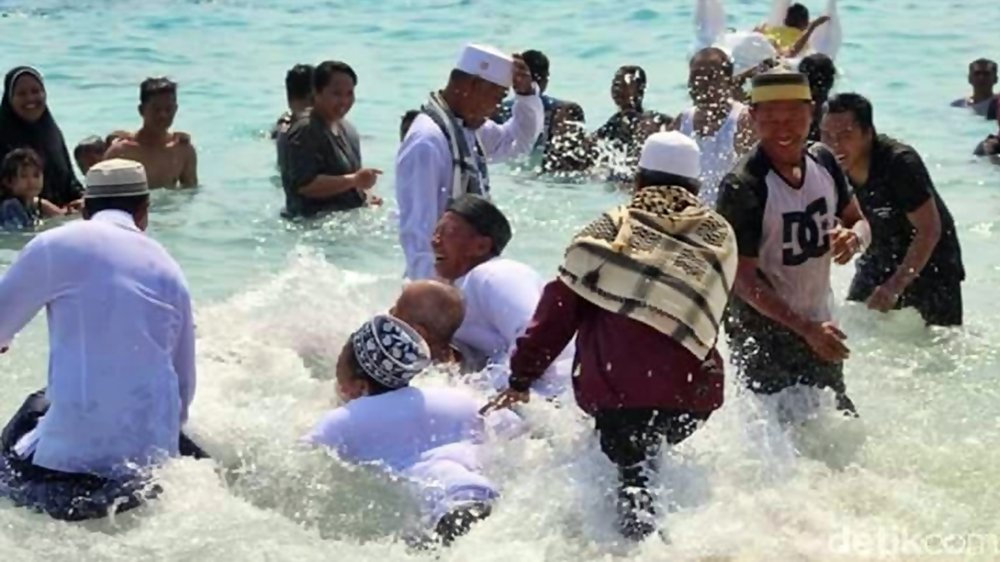 Ilustrasi tradisi Mandiq Safar yang menjadi bagian dari peringatan Rebo Bontong masyarakat Sasak di Lombok. Foto: istimewa