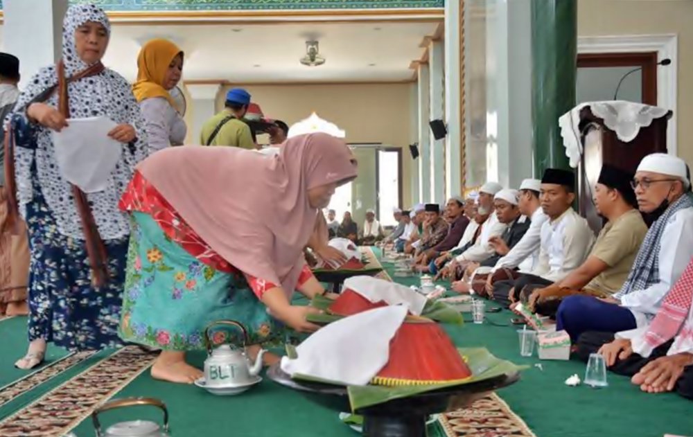 Suasana peringatan Maulid Nabi Muhammad SAW di Lombok yang diisi dengan pengajian, selawat dan jamuan bersama. Foto: Istimewa