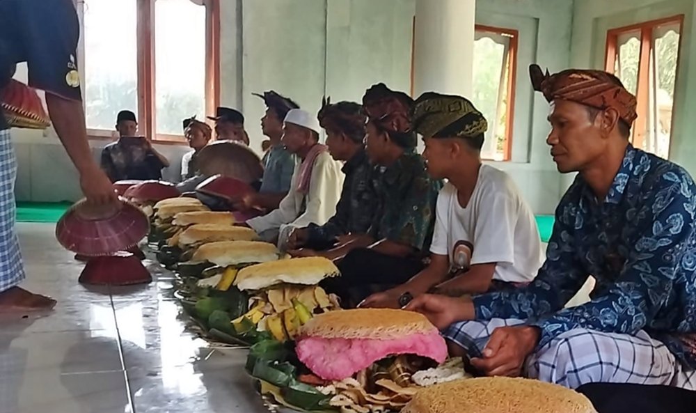 Warga mengikuti tradisi Maulid dengan sajian dulang dalam suasana kebersamaan. Tradisi jamuan, begibung dan silaturahmi menjadi bagian kuat dalam perayaan Maulid masyarakat Sasak di Lombok. Foto: Istimewa