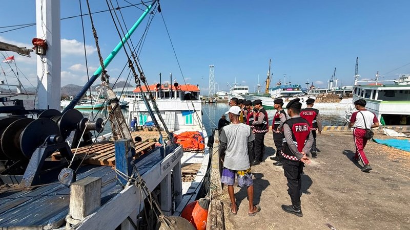 Personel BKO Polda NTB melakukan patroli dan pemantauan di kawasan pelabuhan Kota Bima pascagempa M7,7 yang sempat memicu peringatan dini tsunami, Sabtu (15/8/2026). Foto: Polres Bima Kota