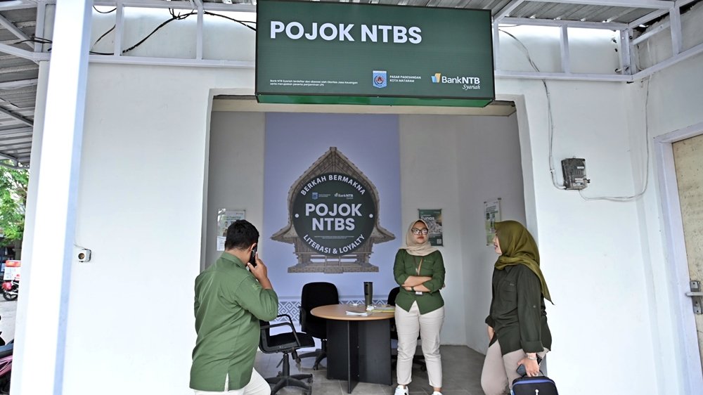 Pojok Bank NTB Syariah di Pasar Pagesangan, Kota Mataram, yang melayani akses QRIS, Rinjani Mobile (RIMO) dan konsultasi pembiayaan UMKM bagi pedagang pasar. (Foto: Bank NTB Syariah)
