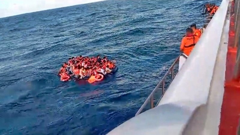 Sejumlah penumpang KMP Putri Yasmin berada di rakit penyelamat saat proses evakuasi di Selat Lombok, Rabu (12/8/2026). Jumlah orang yang berhasil dievakuasi kemudian menjadi sorotan media internasional karena lebih besar dari data manifest yang mereka kutip. Foto: Istimewa