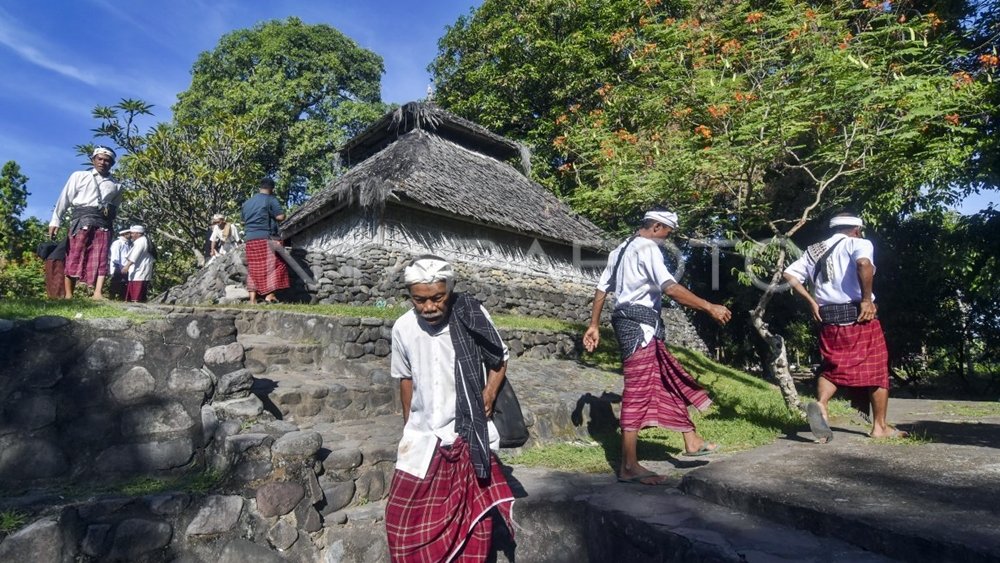 Warga adat Bayan mengenakan pakaian tradisional di kawasan Masjid Kuno Bayan Beleq, Kabupaten Lombok Utara. MHA Bayan menjadi salah satu dari 12 masyarakat hukum adat yang telah memperoleh pengakuan dari Pemerintah Kabupaten Lombok Utara. Foto: Istimewa.