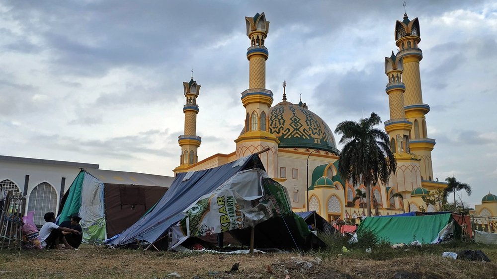 Tenda-tenda pengungsi berdiri di sekitar Islamic Center NTB saat rangkaian gempa Lombok pada Agustus 2018. Pemandangan ini kembali teringat ketika warga NTT malam ini menghadapi gempa susulan usai gempa M7,7. Foto: Dokumentasi kicknews.today