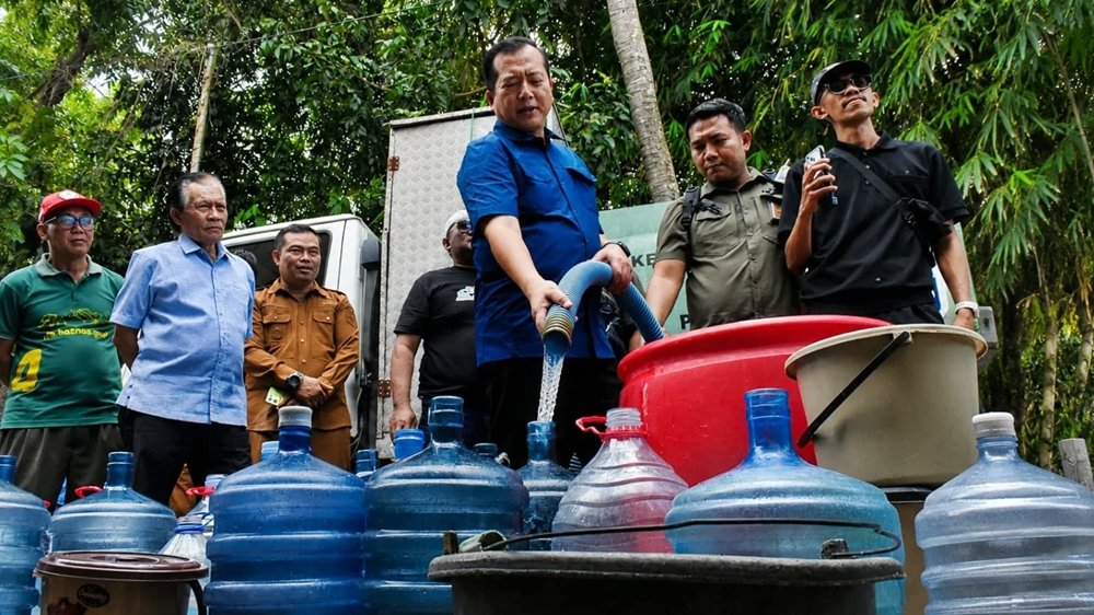 Gubernur NTB Lalu Muhamad Iqbal menyalurkan air bersih kepada warga terdampak kekeringan. BMKG memprakirakan kondisi kering masih mendominasi NTB hingga akhir Agustus 2026 seiring El Niño yang berada pada intensitas sangat kuat. Foto: Istimewa