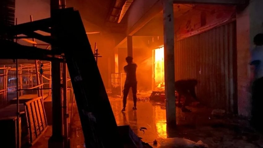 Kebakaran Ruko di Pasar Keruak Lombok Timur. Foto: Ist