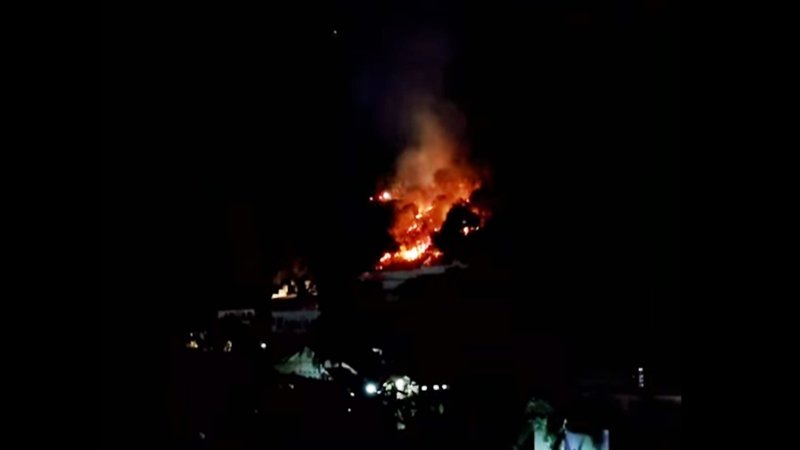 Kobaran api terlihat membakar kawasan perbukitan Senggigi, Kecamatan Batulayar, Kabupaten Lombok Barat, Sabtu malam (29/8/2026). Petugas Damkarmat bersama warga kemudian melakukan pemadaman hingga api berhasil dikendalikan.