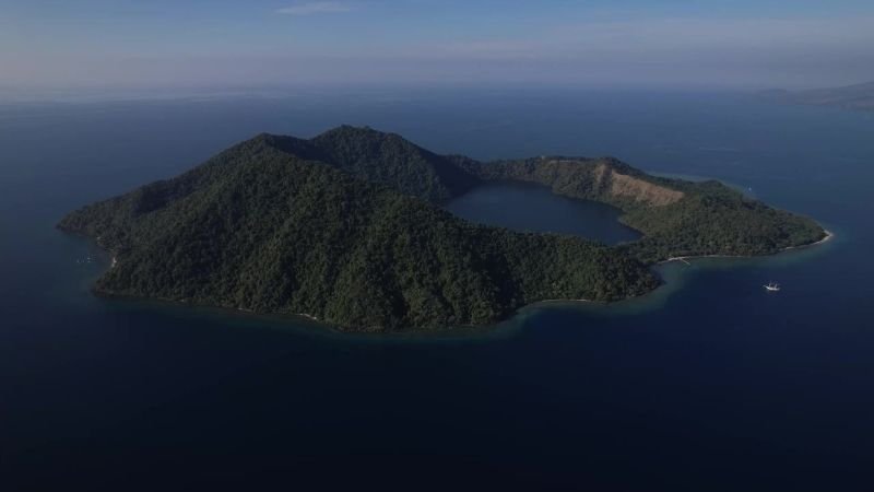 Pulau Satonda dengan danau kawah asin di bagian tengahnya, Kecamatan Pekat, Kabupaten Dompu. Danau ini menjadi tempat tumbuhnya stromatolit yang membantu ilmuwan mempelajari kondisi laut purba. Foto: Istimewa
