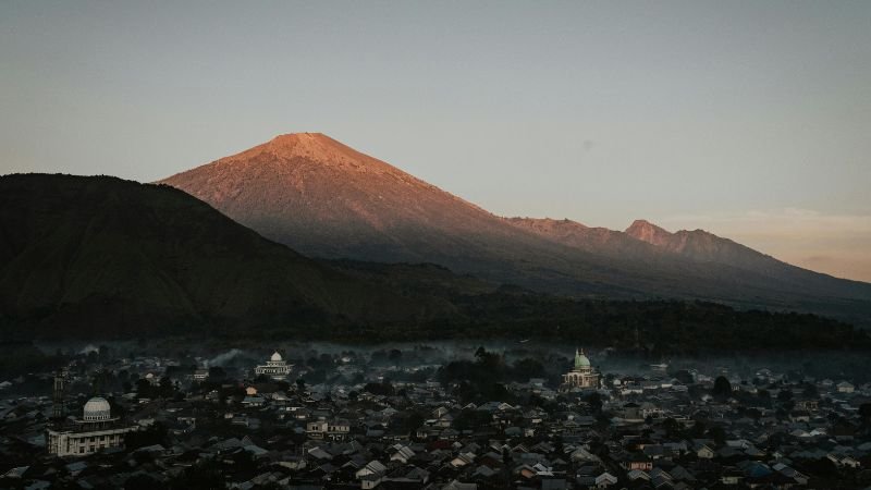 Gunung Rinjani di Pulau Lombok, NTB. Saat ini Rinjani berstatus Level II atau Waspada.