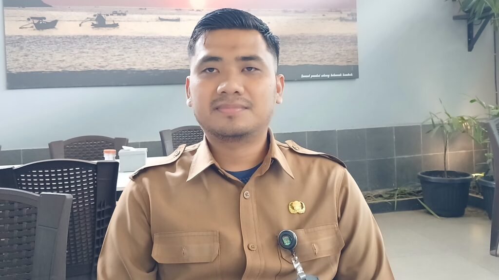 Kepala Bidang Sumber Daya Air (SDA) Dinas Pekerjaan Umum dan Penataan Ruang (PUPR) KLU, Yaya Fradana. (Foto. kicknews.today/Anggi)