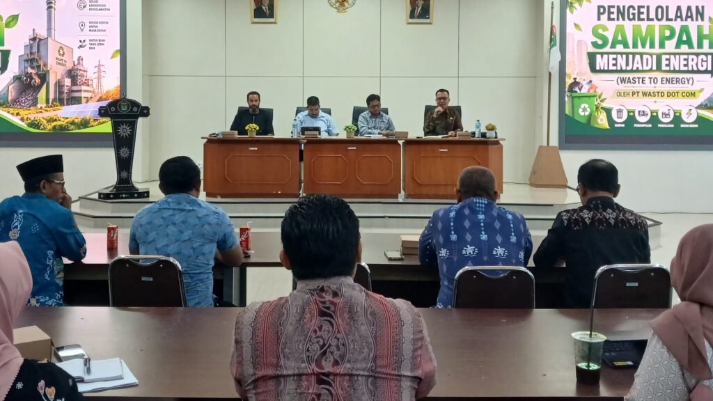 DLH Lombok Utara bersama PT WASTD dotcom saat Rapat Koordinasi Pengelolaan Persampahan. (Foto. kicknews.today/anggi)
