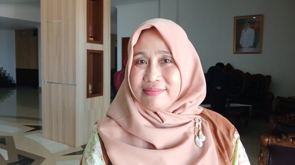 Kepala DPMPTSP-Naker KLU, Evi Winarni. (Foto. kicknews.today/Anggi)