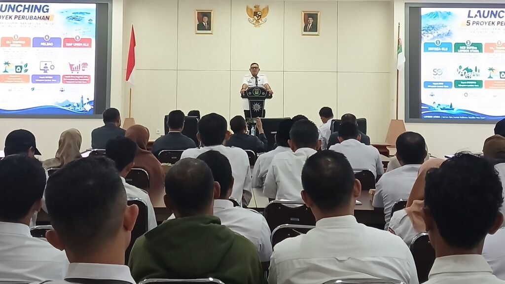 Wakil Bupati Lombok Utara, Kusmalahadi Syamsuri saat membuka Peluncuran lima proyek perubahan (Proper) peserta Pelatihan Kepemimpinan Nasional (PKN) Tingkat II Angkatan ke-13. (Foto. kicknews.today/Anggi)