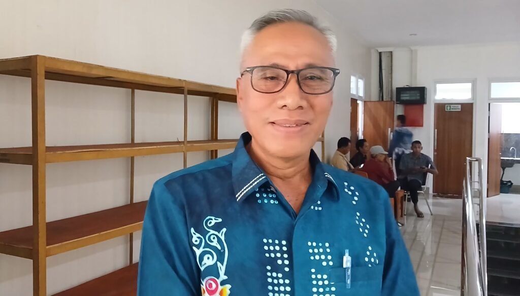 Kepala Dinas Perpustakaan dan Kearsipan KLU, Rusdianto. (Foto. kicknews.today/Anggi)