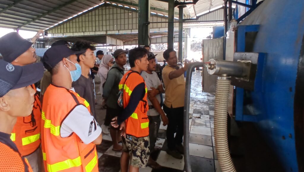 12 tenaga operator saat mendapat pelatihan khusus untuk pengoperasian mesin insinerator di TPST Gili Trawangan, Jumat (18/9/2026). (Foto kicknews.today/Anggi)