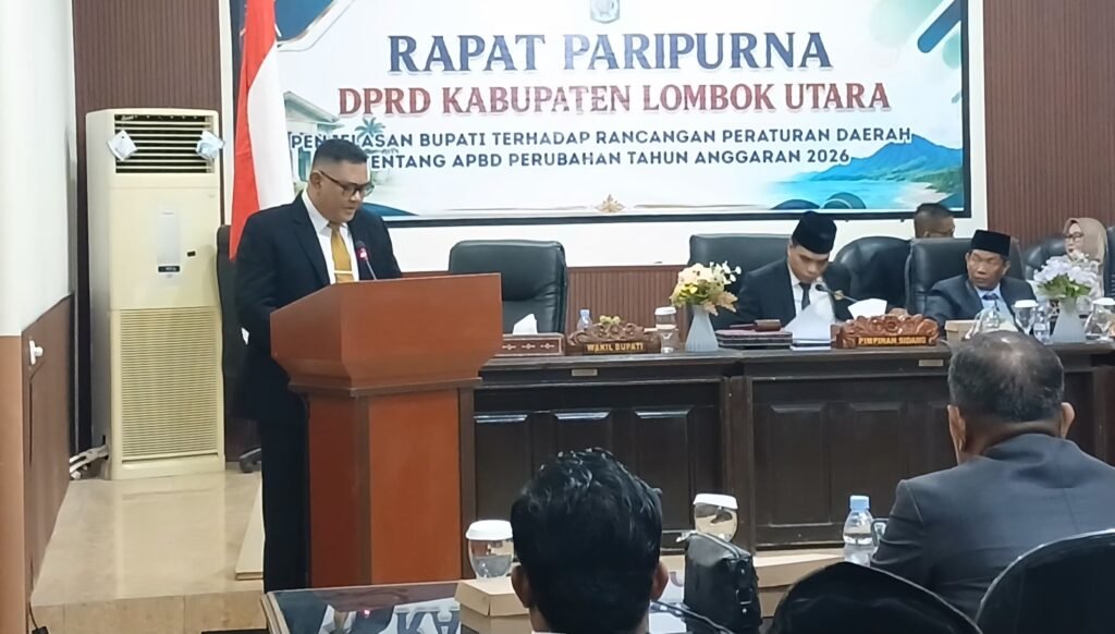 Wakil Bupati Lombok Utara, Kusmalahadi Syamsuri dalam Rapat Paripurna DPRD Lombok Utara terkait Rancangan Perubahan APBD Tahun Anggaran 2026, Senin (28/9/2026) di Ruang Rapat DPRD KLU. (Foto. kicknews.today/Anggi)