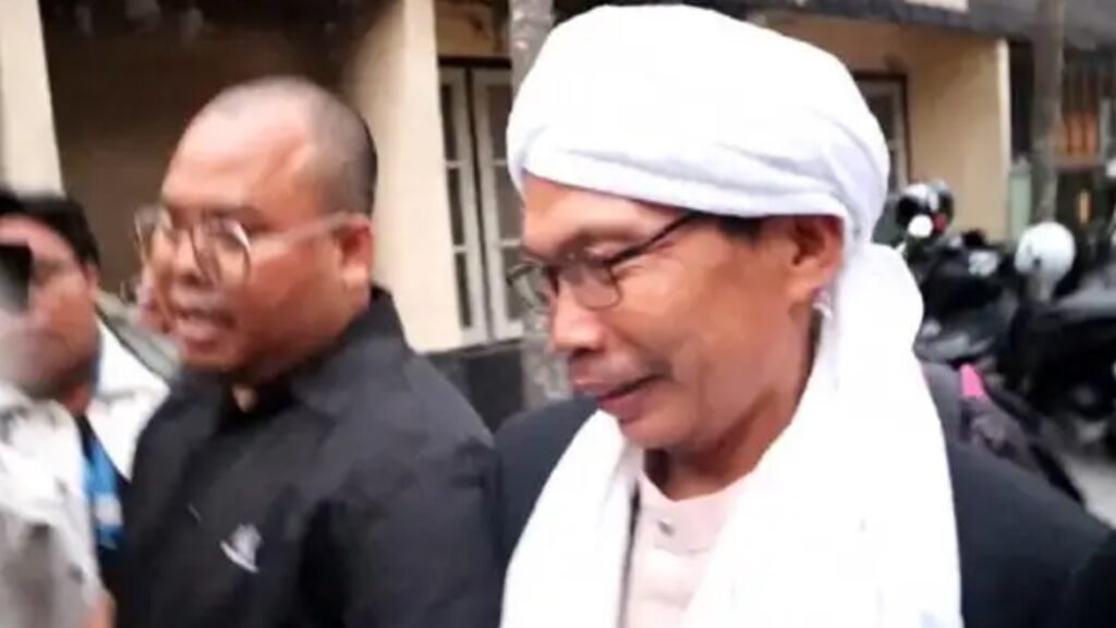 AIS usai menjalani pemeriksaan terkait dugaan pelecehan seksual terhadap santriwati di Polresta Lombok Tengah, Senin (28/9/2026). (Foto: Istimewa)