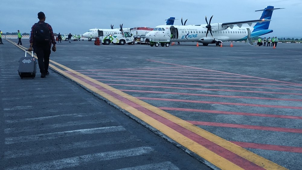 Aktivitas penerbangan di Bandara Internasional Zainuddin Abdul Madjid, Lombok Tengah. Sebanyak 17 penerbangan rute Lombok–Jakarta dan sebaliknya dibatalkan akibat penutupan sementara Bandara Soekarno-Hatta menyusul sebaran abu vulkanik Anak Krakatau, Minggu (6/9/2026). (Foto: Doc. kicknews.today)