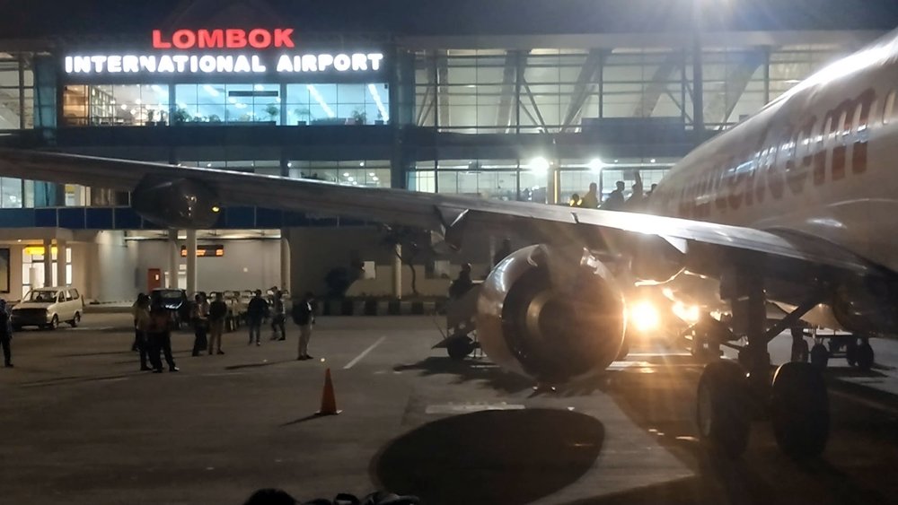 Pesawat terparkir di apron Bandara Internasional Lombok. Sebanyak delapan penerbangan rute Lombok–Jakarta dan Jakarta–Lombok dibatalkan pada Minggu (6/9/2026) akibat dampak sebaran abu vulkanik erupsi Gunung Anak Krakatau. (Foto: dok. kicknews.today)