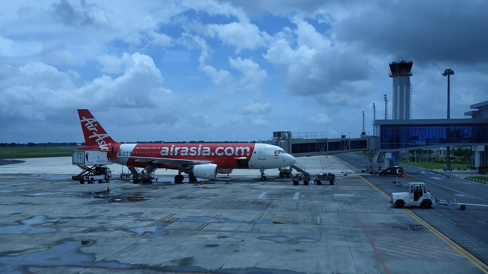 Pesawat AirAsia terparkir di apron Bandara Internasional Zainuddin Abdul Madjid, Lombok Tengah. (Foto: KickNews.Today)