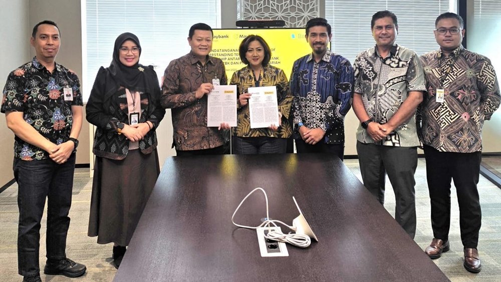 Direktur Pembiayaan Bank NTB Syariah, Agus Suhendro bersama perwakilan Maybank Indonesia menunjukkan dokumen Nota Kesepahaman kemitraan strategis untuk memperkuat layanan pembiayaan dan remitansi bagi PMI di Jakarta, Rabu (9/9/2026). (Foto: Dok. Bank NTB Syariah)
