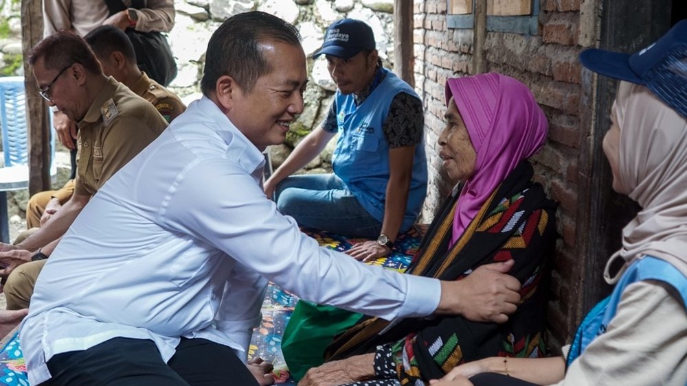 Gubernur NTB Lalu Muhamad Iqbal berdialog dengan seorang warga saat meninjau pelaksanaan Program Desa Berdaya. Pemprov NTB menyiapkan 140 pendamping untuk mendampingi keluarga sasaran di 37 Desa Berdaya Transformatif pada 2027. (Dok. Pemprov NTB)
