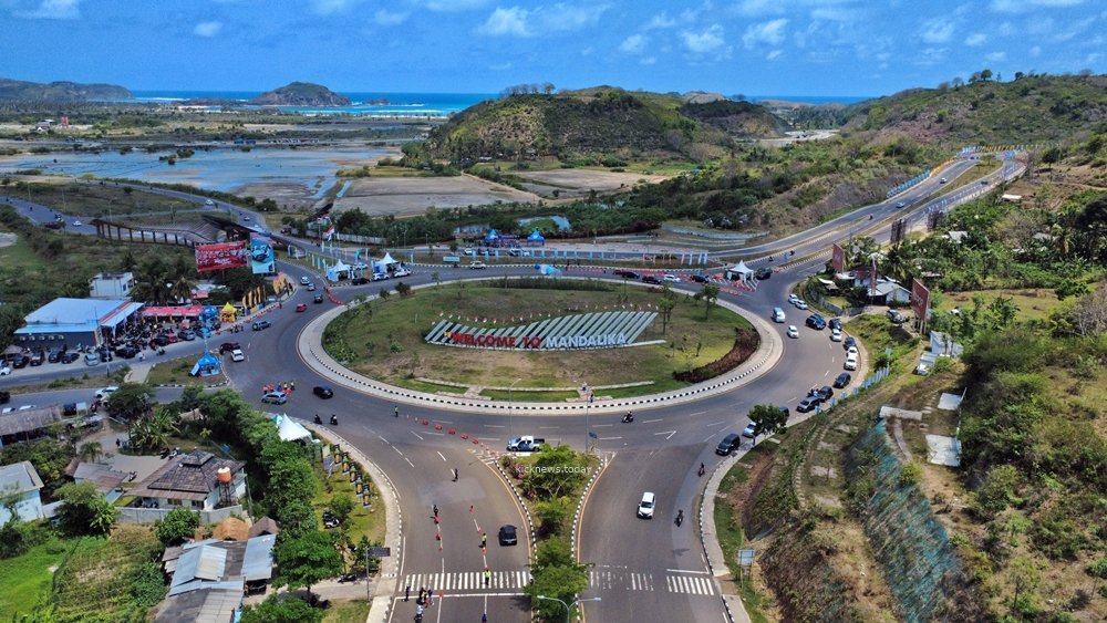 Suasana kawasan Bundaran Songgong, pintu masuk kawasan Mandalika, Lombok Tengah. Persoalan tarif dan praktik broker kamar hotel kembali menjadi sorotan menjelang MotoGP Mandalika 2026. Foto: kicknews.today.