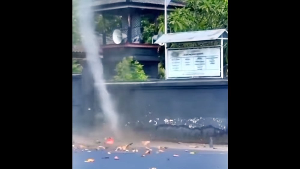 Pusaran debu atau dust devil mengangkat debu dan dedaunan di Jalan Sriwijaya, Kota Mataram, Kamis (17/9/2026) sekitar pukul 13.40 Wita. (Foto: tangkapan layar video warga)