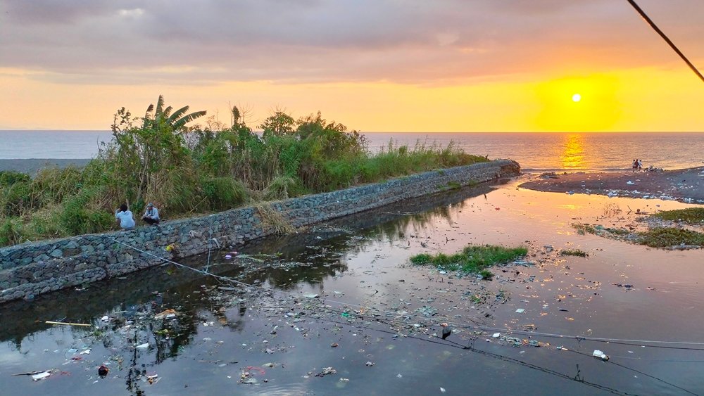 Tumpukan sampah memenuhi salah satu kawasan pesisir Kota Mataram. Sampah yang tidak tertangani berpotensi mencemari sungai hingga terbawa ke laut. Foto: Dok. kicknews.today