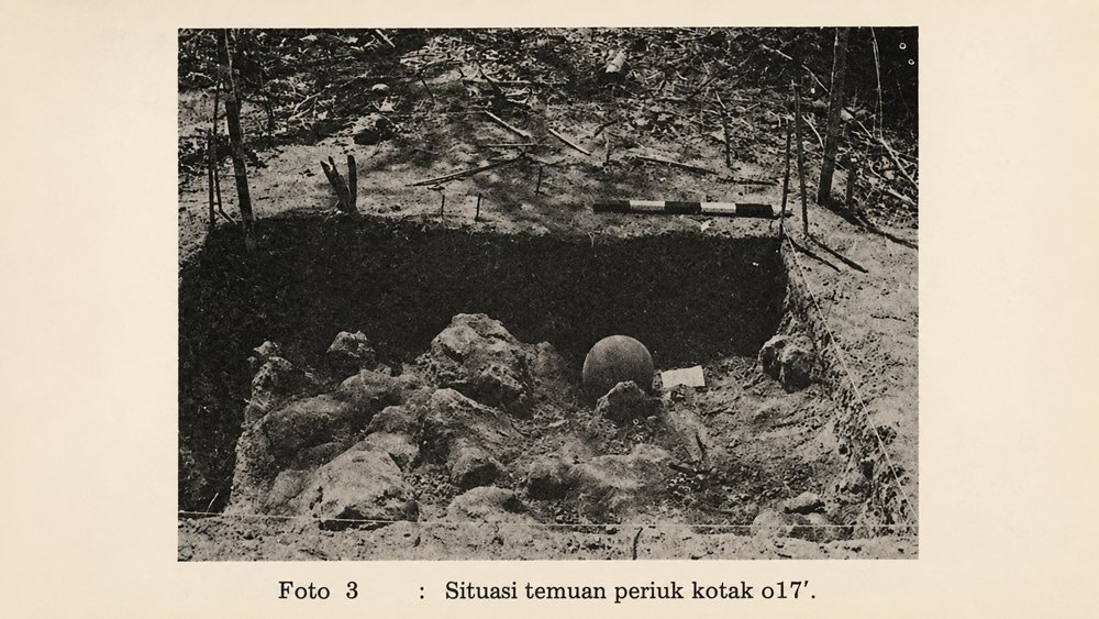 Situasi temuan periuk pada kotak ekskavasi Situs Gunung Piring, Lombok Tengah, dalam penelitian arkeologi tahun 1976. Temuan tersebut menjadi salah satu jejak hunian prasejarah di Pulau Lombok. Foto: Dokumentasi Ekskavasi Gunung Piring 1976.