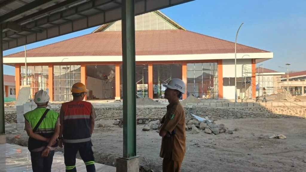 Dinas Sosial saat mengecek kondisi pembangunan Gedung Sekolah Rakyat di Amor Amor. (Foto. kicknews.today/Ist)