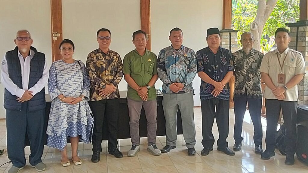 Pihak penyedia insinerator pengolahan sampah di Gili Trawangan, bersama Kepala DLH KLU. (Foto. kicknews.today/Ist)