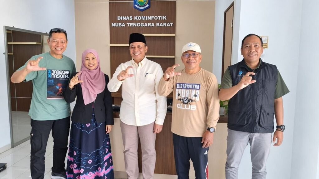Kepala Dinas Kominfotik NTB sekaligus Juru Bicara Pemprov NTB, Dr. H. Ahsanul Halik Bersama kabid IKP dan panitia jambore nasional widya iswara (foto kicknews.today/adpim)