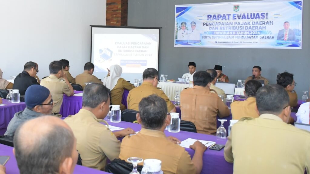 Bupati Lombok Utara bersama DPRD dan Kepala OPD KLU, saat Rapat Evaluasi pencapaian Pajak dan Retribusi Daerah. (Foto. kicknews.today/Ist)