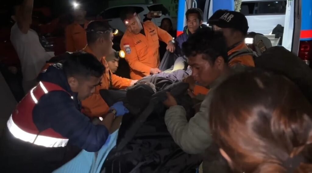 Tim SAR gabungan berhasil mengevakuasi seorang pendaki yang merupakan Warga Negara Asing (WNA) asal China bernama Li Xianhua (47/Wanita) dalam kondisi selamat (foto kicknews.today/ist)