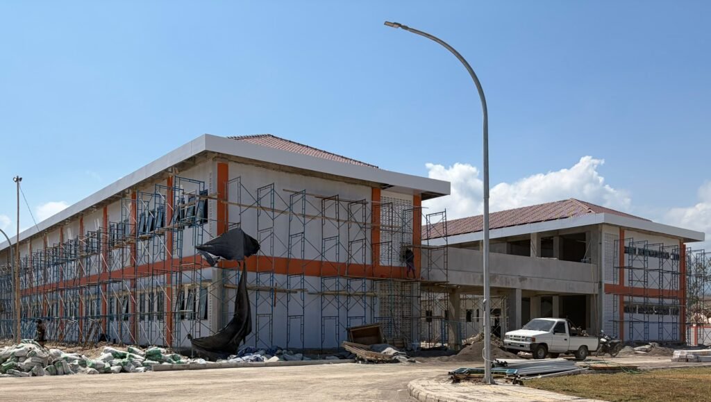 Tampak samping pembangunan gedung Sekolah Rakyat Terintegritas 1 KLU. (Foto. kicknews.today/Anggi)