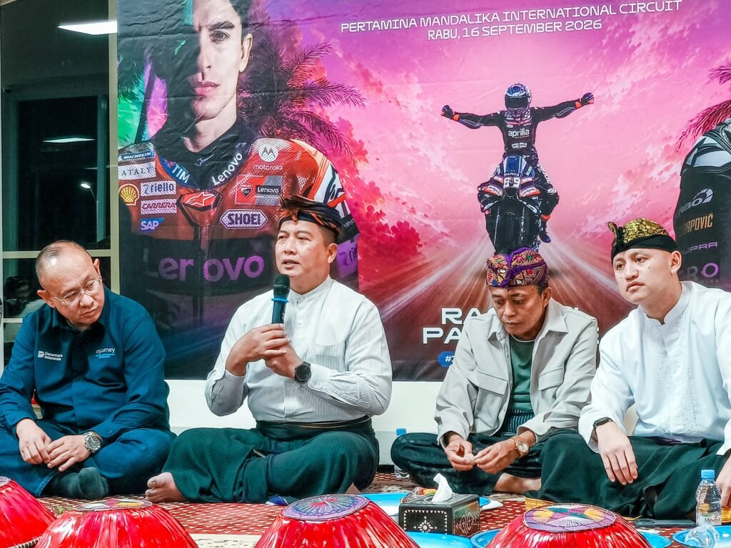 Menjelang Pertamina Grand Prix of Indonesia 2026, tradisi Betabeq kembali digelar di Kawasan Ekonomi Khusus (KEK) Mandalika, Rabu malam 16/9. (foto kicknews.today/adpim)