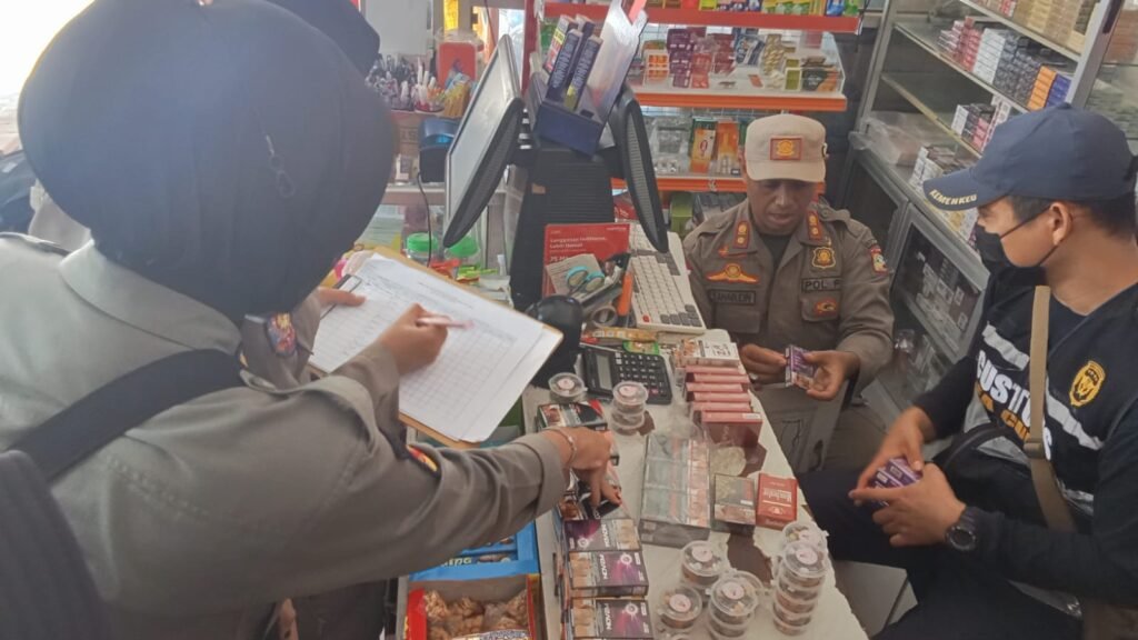 Petugas Satpol PP Lombok Timur saat menyita rokok ilegal dalam operasi gabungan. Foto: Dok. Humas Satpol PP Lombok Timur.