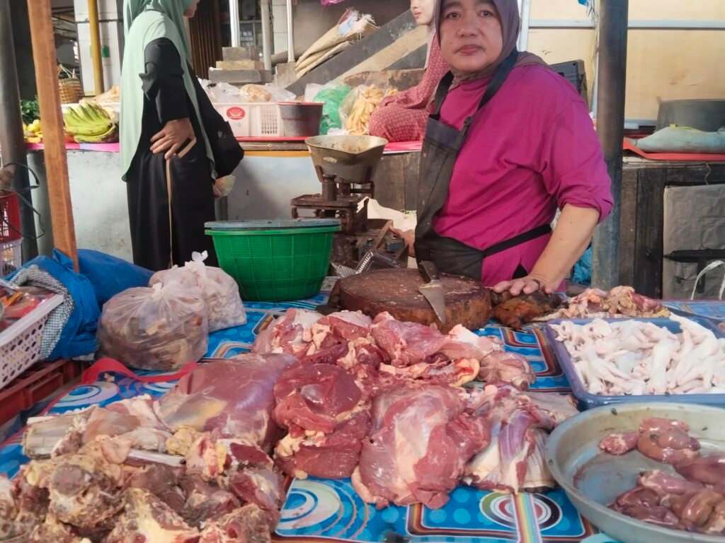Sumarni, pedagang daging sapi di pasar karang jasi kota Mataram (foto kicknews.today/wn)