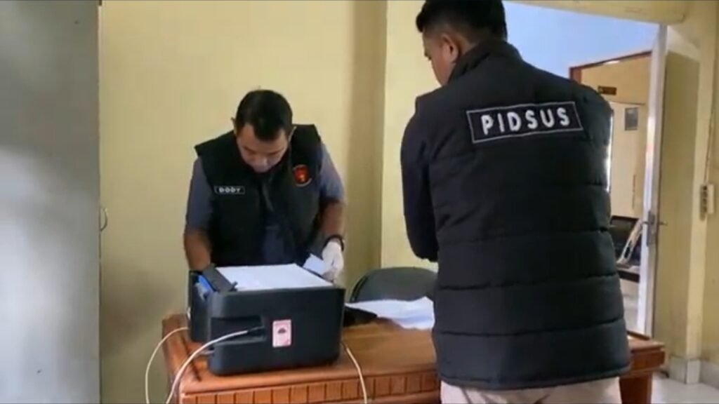 Tim pidsus Kejaksaan Negri Lombok Timur melakukan pemeriksaan atau penyelidikan di kantor Desa Kotaraja. Foto. Ist