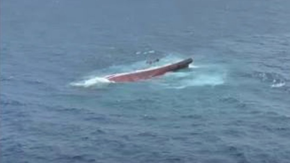 Kondisi KM Virgo Transport 8 dalam posisi terbalik di Laut Jawa setelah mengalami kecelakaan saat berlayar dari Surabaya menuju Banjarmasin, Minggu (13/9/2026). Foto: Dok. Tim SAR.